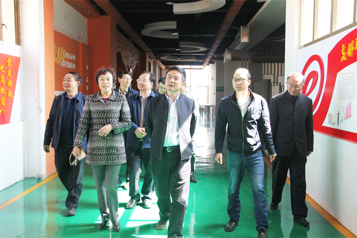 曲靖市副市长唐宝友率市科技局局长到校检查指导工作