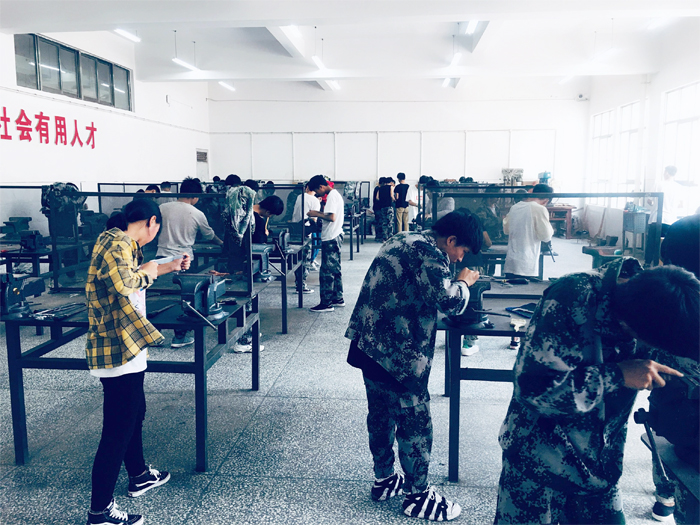 学校组织开展2019年春季学期钳工中级工考证培训