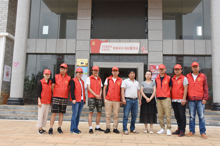 学校志愿者服务队深入包保社区开展社区环境监督活动