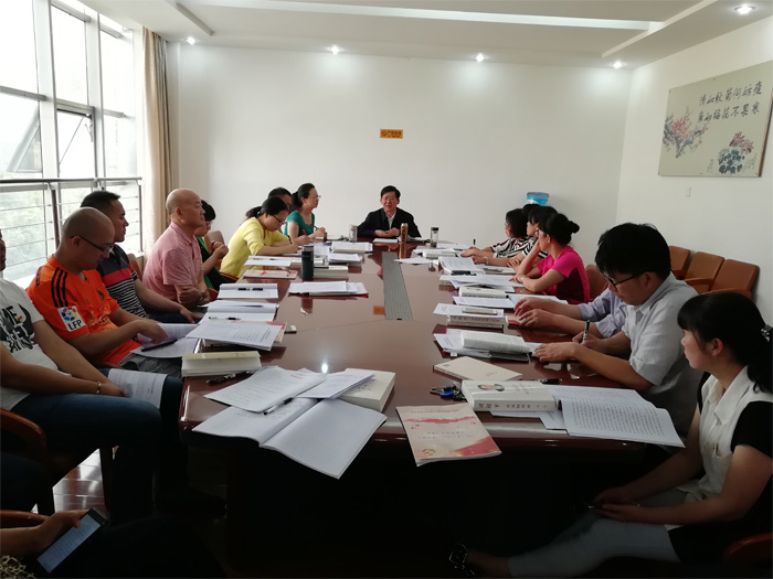 学校党委书记夏朝国等领导以普通党员身份参加所在党支部活动