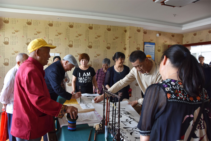 学校工会组织离退休老同志参观曲靖市老年公寓