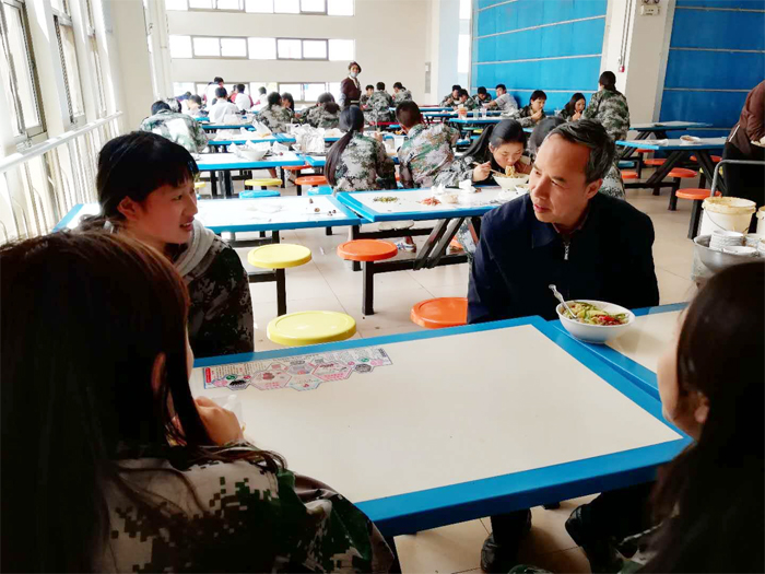 学校全面实行领导陪餐制