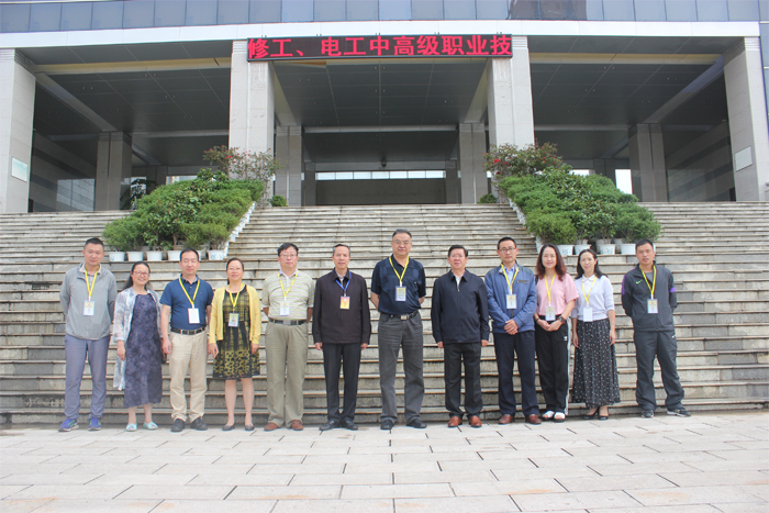 曲靖市人社局领导到校巡考指导