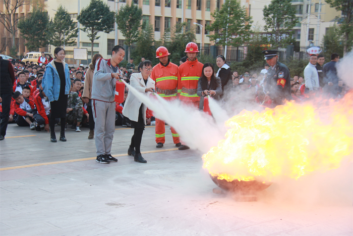 学校开展应急疏散和消防演练活动