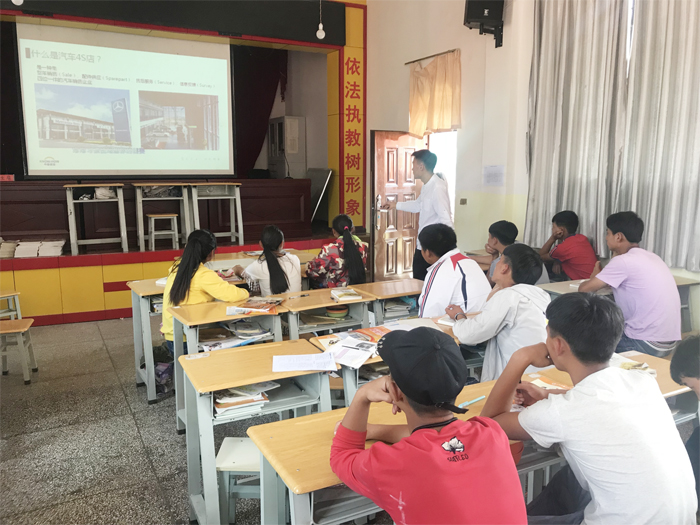 我校到富源中学开展职业教育专业课宣传活动