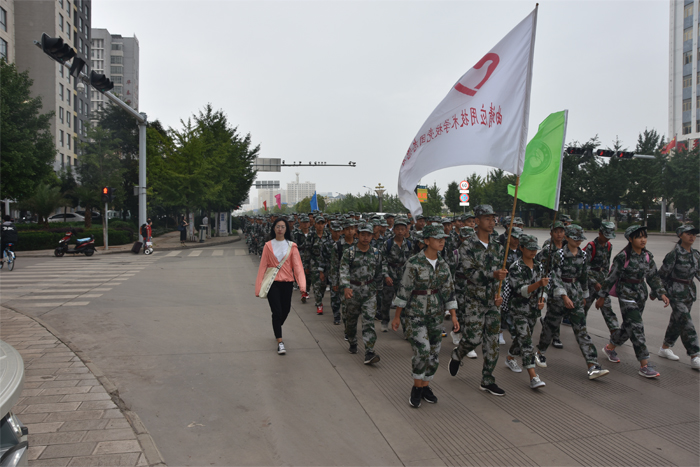 学校开展2018秋季新生徒步拉练缅怀革命先烈活动