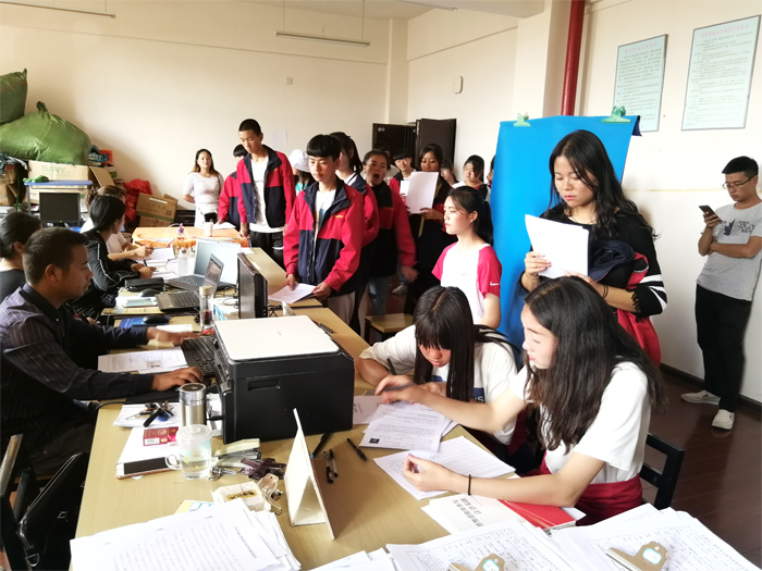 学校顺利开展2018年成人高考报名信息确认工作