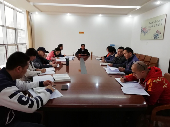 学校党委书记夏朝国同志以《新形势下如何建设学习型党组织》为题为党员上党课