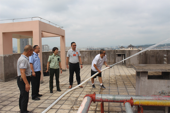 曲靖市麒麟区消防大队到我校检查指导校园消防工作