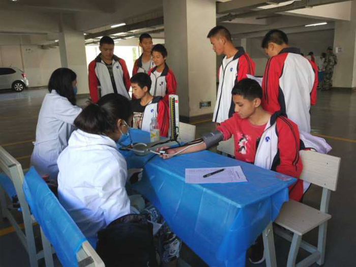 我校组织开展2018年学生健康体检活动