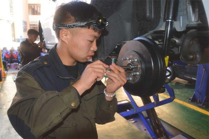 汽车机械工程教研室举办校级汽车维修技能大赛