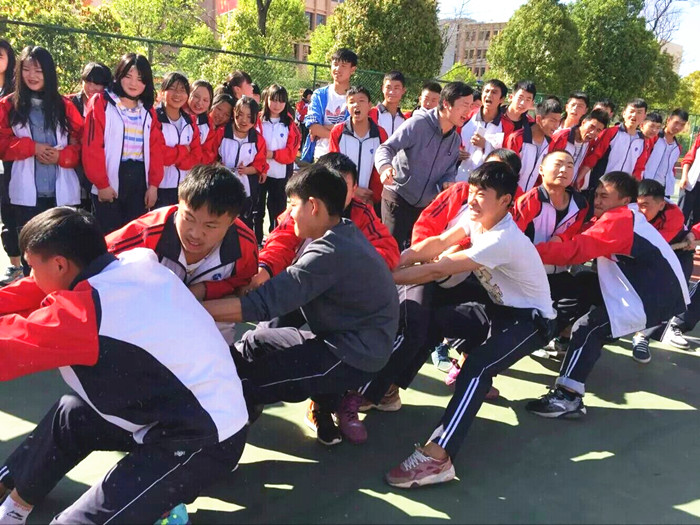 学校组织开展阳光体育活动&mdash;&mdash;春季拔河比赛