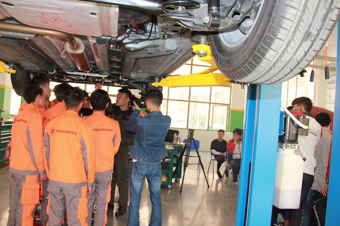 人民日报社记者走进我校校园