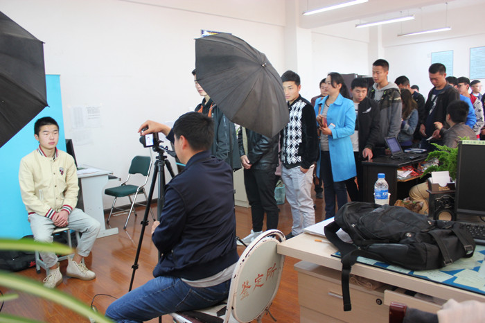 新华社云南分社到我校采集成人教育毕业生图像信息