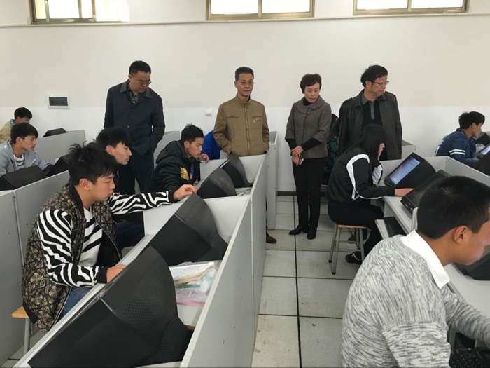 市人社局领导到校巡考，学校考务工作获好评