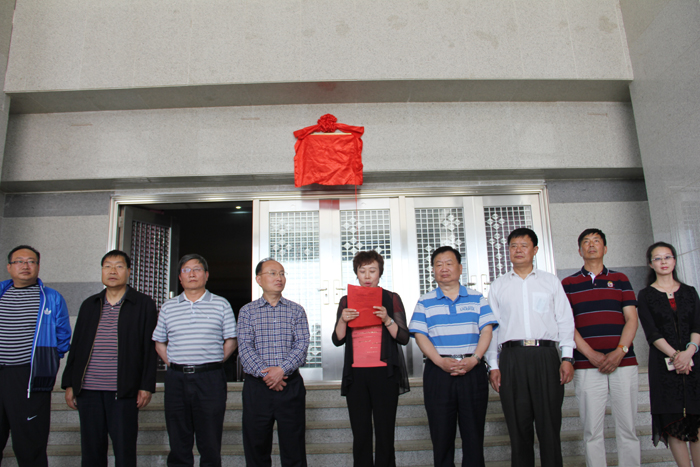 云南省首家校园影院&mdash;&mdash;曲靖应用技术学校校园影院举行首映揭牌仪式