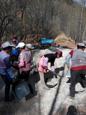 脱贫致富先修路----学校开展扶贫帮扶工作纪实