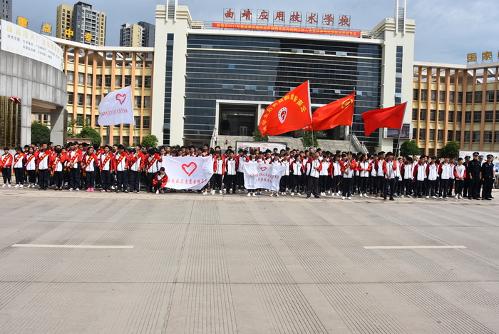 学校开展学生志愿者进社区服务