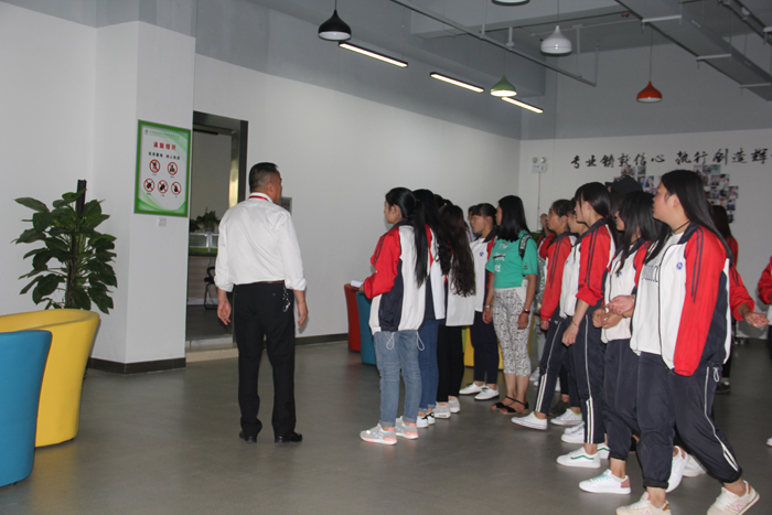 我校组织电商专业学生到企业进行实地参观