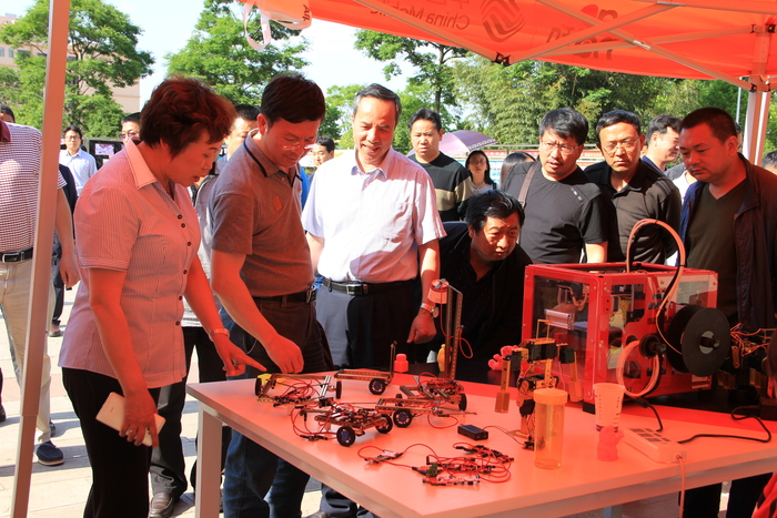 学校职教活动周 练实训 展技能