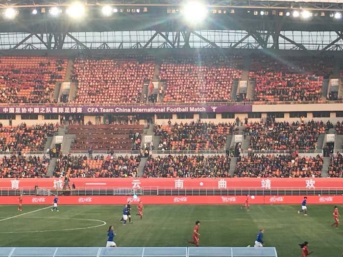 学校组织学生观看中国女足与意大利女足对决