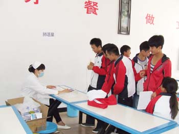 学校为2015年春季入学新生进行健康体检