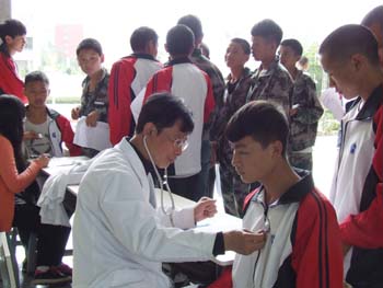 学校组织学生进行健康体检