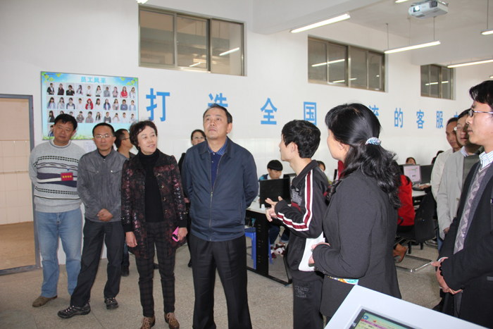 张向明副市长到校参观