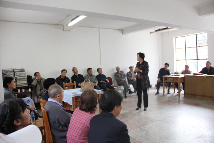 学校召开离退休教职工重阳节座谈会