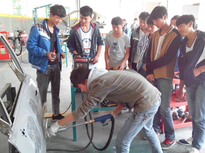 学校积极探索汽车专业教学改革