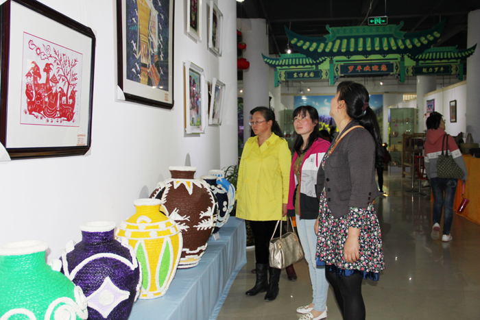 学校工会组织开展&ldquo;三八&rdquo;妇女节活动