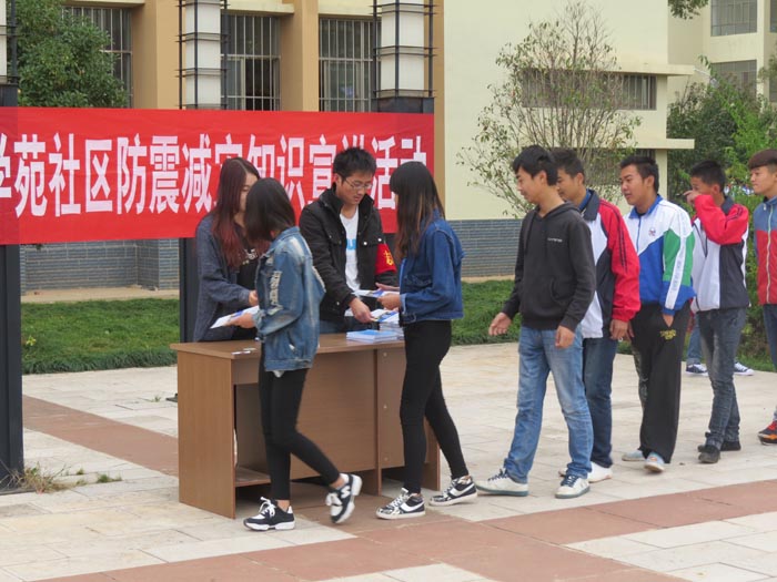 学校组织学生参加地震减灾科普知识宣传活动