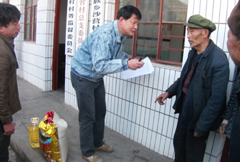 学校深入开展&ldquo;四群&rdquo;教育活动，春节前走访慰问联系户