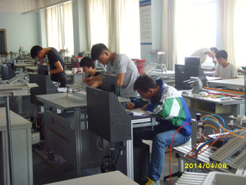 各参赛组到玉溪工业财贸学校做赛前交流