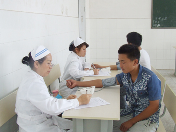 学校组织春招新生进行健康体检