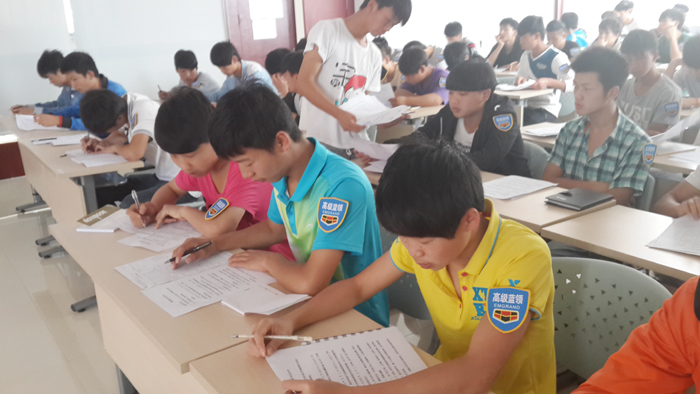 学校首期高级蓝领班在吉利开训
