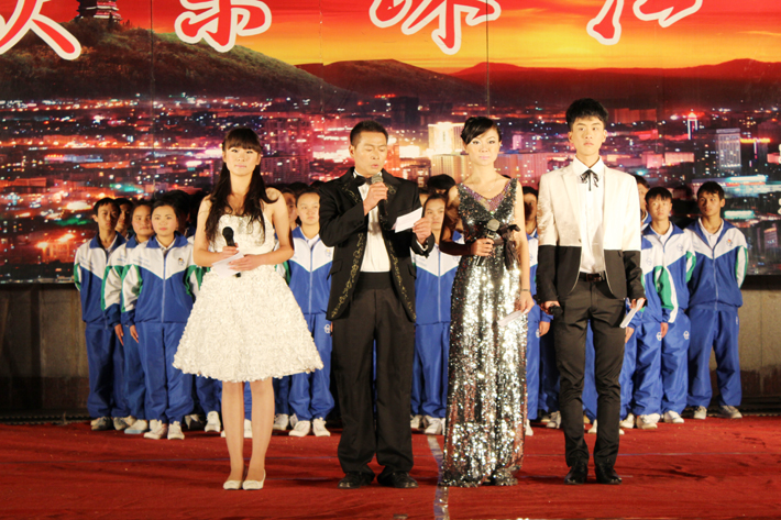 我校举行珠江源广场文艺演出