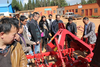 成教科组织新型农机师资培训班学员参观现代化马铃薯生产基地