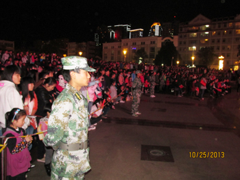 校卫队协助市公安局特警支队维护文艺汇演现场秩序