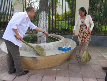 我校组织党员参加义务劳动，践行党员先进性