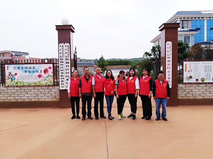 学校深入包保社区开展关心、慰问贫困户志愿服务活动