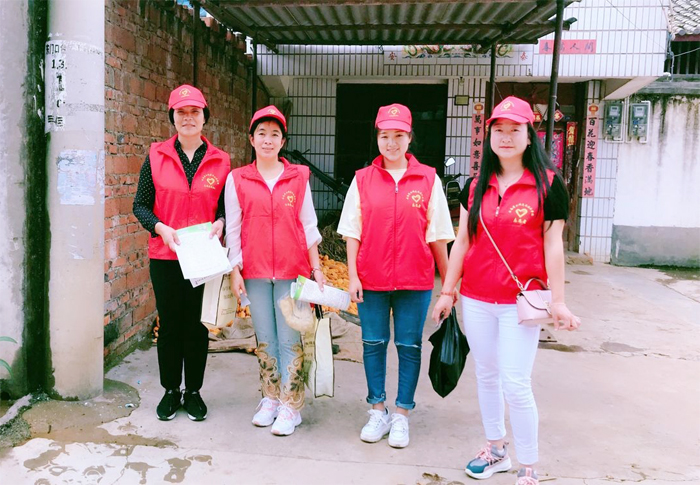 学校深入包保社区开展志愿服务活动