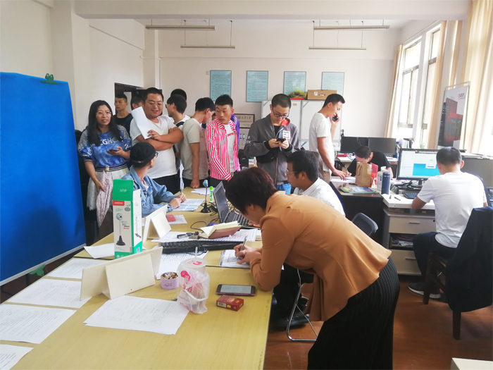 学校顺利完成高职扩招考生信息确认工作