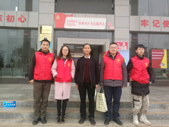 学校到包保社区开展志愿者服务活动