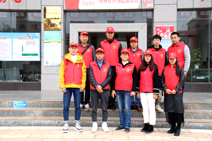 学校到包保社区开展志愿者服务活动