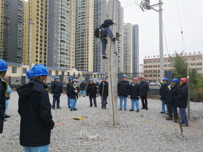 曲靖麒麟供电局2019-2020年现场作业技能实操培训在我校举行