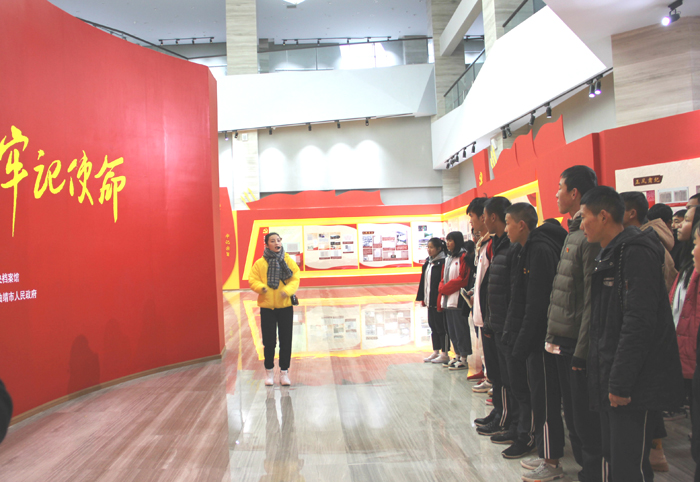 学校组织参观 &ldquo;不忘初心、牢记使命&rdquo;主题教育档案文献展