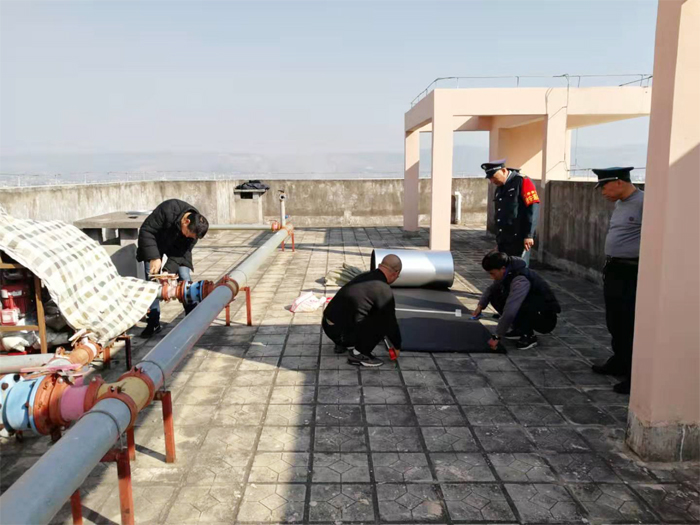 学校开展冬季消防管道防冻保温工作