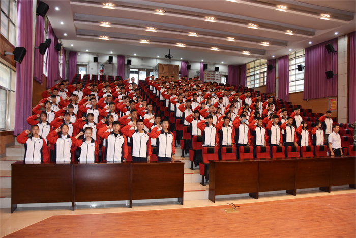 学校举行2020年春季学期新团员入团仪式