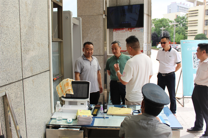 学校党委副书记、校长王宗舜检查学校安全工作和疫情防控工作